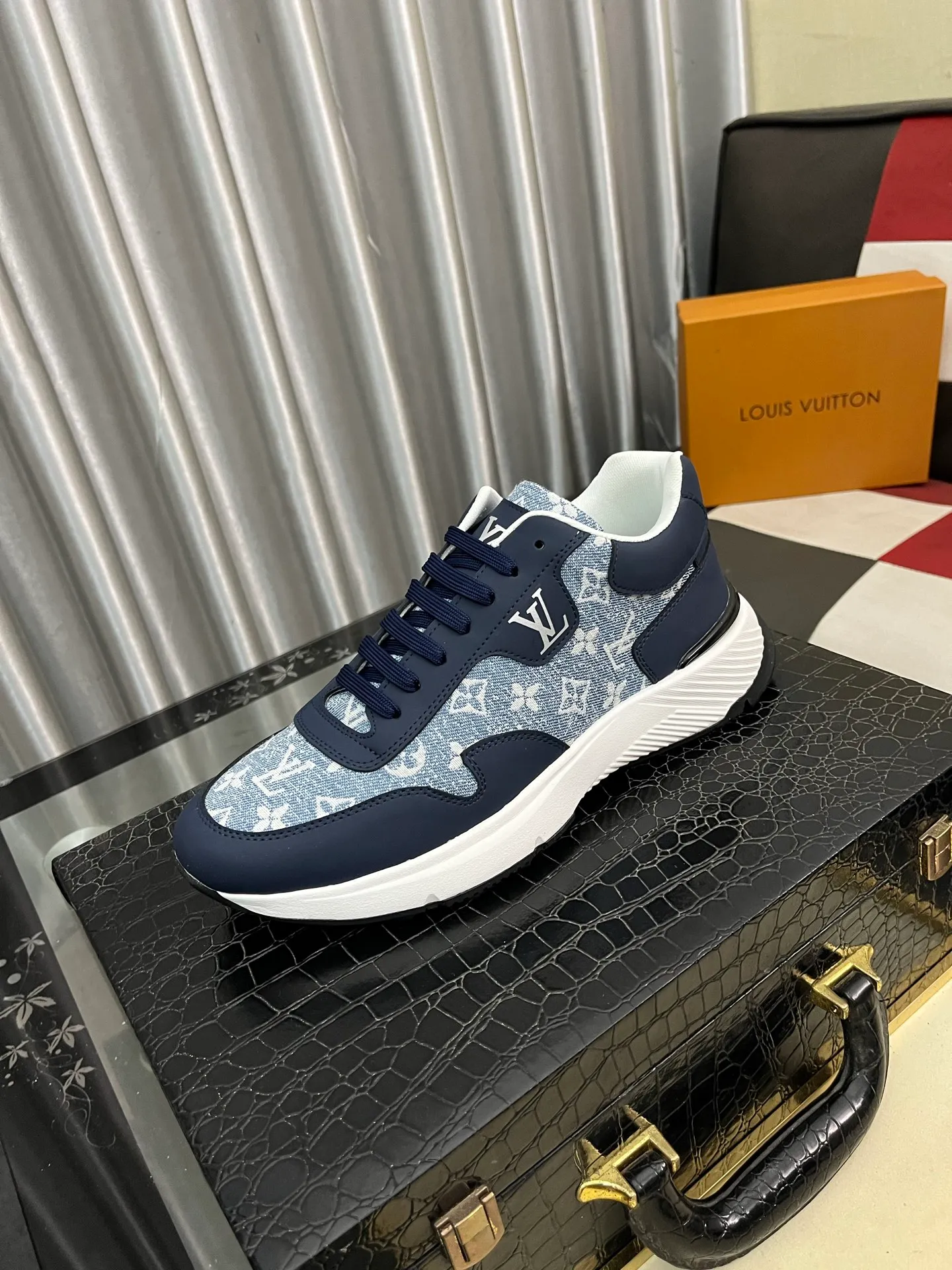 Men's shoes 💰458⌚️⌚️【LOUlS VUlTTON】Louis Vuitton ~ unique and casual style. LV counter purchasing 🏃casual shoes😍😍 are on sale at the men's counter at the same time. Italian imported brands select top-layer Italian cowhide. 🐑Sheepskin lining (refuses to discolor and grind feet) Sole: Original sole specially provided by the original factory 🎬Better in kind Code number: 38-444⃣️Color selection
